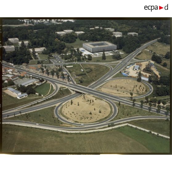 Rocquencourt (78). Vue sur un échangeur et le siège de la Compagnie générale de télégraphie sans fil (CSP; architecte Jean Dubuisson).