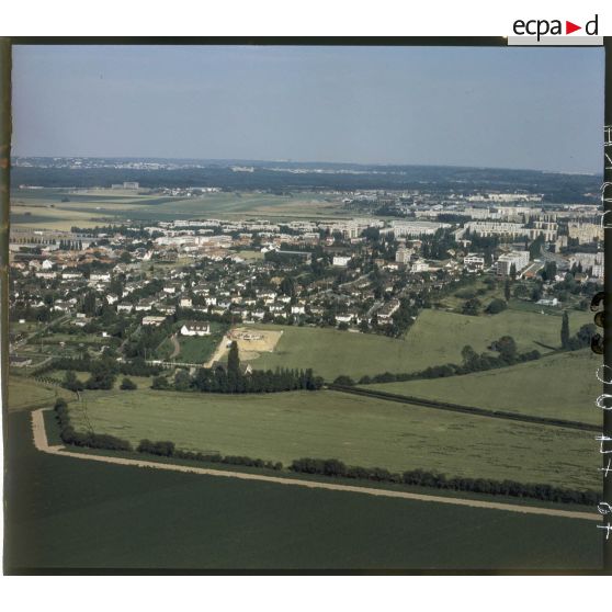 Saint-Cyr-l'Ecole (78). Vue générale sur des habitations au milieu des champs.