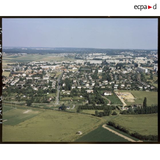 Saint-Cyr-l'Ecole (78). Vue générale sur des habitations.