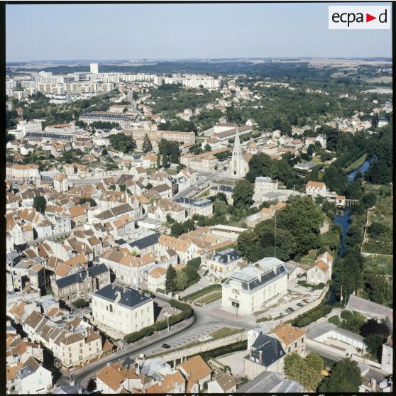 Coulommiers (77). Vue générale du centre-ville.