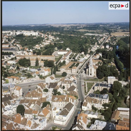 Coulommiers (77). Vue rapprochée de l'église et du quartier environnant.