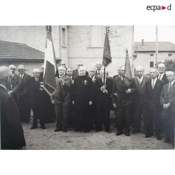 73. Remise de la légion d'honneur à M. l'Abbé Loys Roux par son frère chevalier le 28 août 1960 au monument aux morts des deux guerres à Chénas Rhône. [légende d'origine]