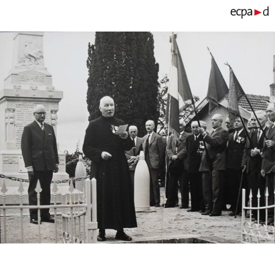 77. Remise de la légion d'honneur à M. l'Abbé Loys Roux par son frère André chevalier le 28 août 1960 au monument aux morts des deux guerres à Chénas Rhône. [légende d'origine]