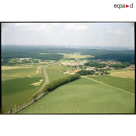 Melun-Sénart/ Tigery (91). Vue générale sur des habitations et des champs.