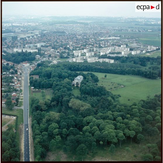 Brou-sur-Chantereine (77). Au premier plan à gauche, la N34 et à droite, le château.