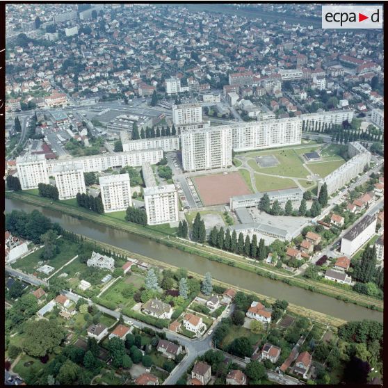 Chelles (77). Au premier plan, le canal de Chelles, au second plan, la cité et au troisième plan, la N34.