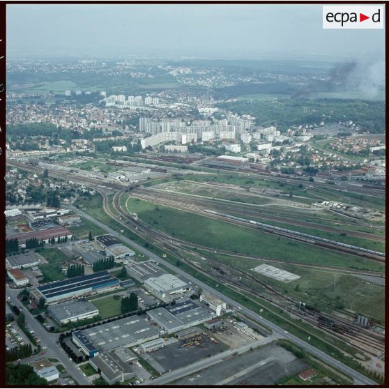 Chelles (77). Au premier plan, la zone industrielle et au second plan la gare de triage.