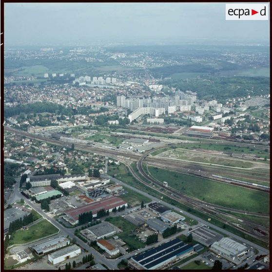 Chelles (77). Zone indsutrielle et gare de Triage.