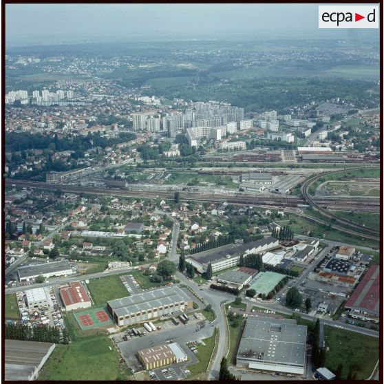 Chelles (77). Vue générale avec au premier plan, la zone industrielle et au deuxième plan la gare de triage.