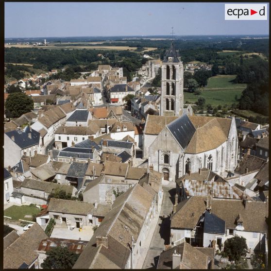 Château-Landon (77). L'église Notre-Dame et le quartier environnant.