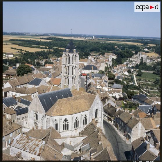 Château-Landon (77). L'église Notre-Dame avec les remparts sur la droite et l'abbaye Saint-Séverin à l'arrière-plan.