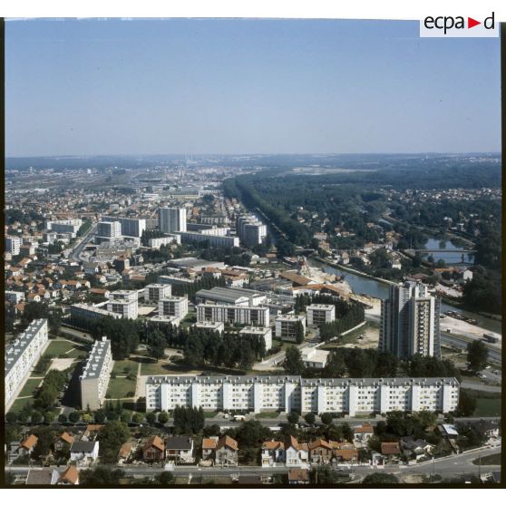 Chelles (77). Zone de rénovation et d'habitation en cours.