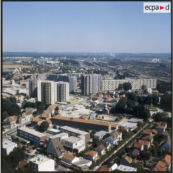 Chelles (77). Zone de rénovation et d'habitation en cours et la cité scolaire au premier plan.