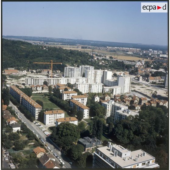 Chelles (77). Zone de rénovation et d'habitations en cours.