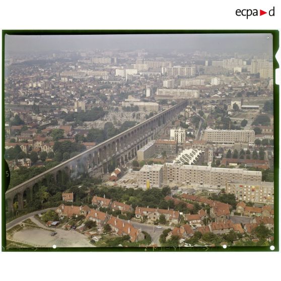 Arcueil-Cachan (94). Vue prise vers le sud et la partie ancienne de l'aqueduc.