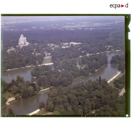 Vincennes (94). Le bois de Vincennes avec le lac Daumesnil et le grand rocher sur la gauche avec la fausse aux ours.