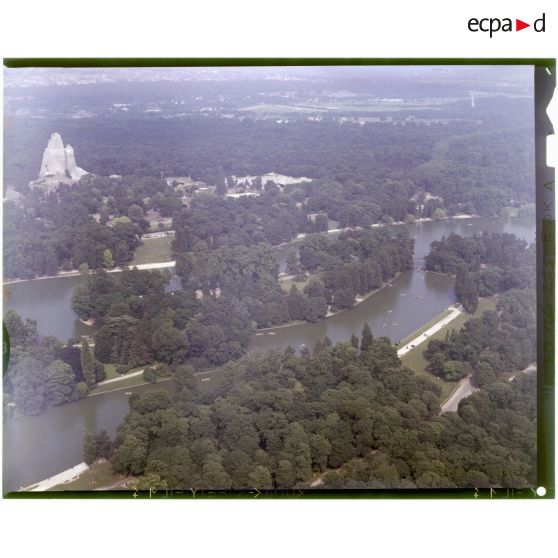 Vincennes (94). Le bois de Vincennes avec le lac Daumesnil et le grand rocher sur la gauche avec la fausse aux ours.