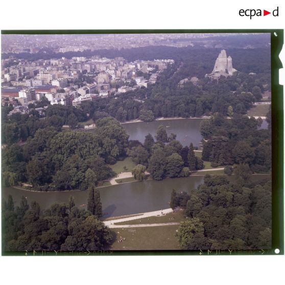 Vincennes (94). Le bois de Vincennes avec le lac Dausmenil et le grand rocher avec la fosse aux ours.