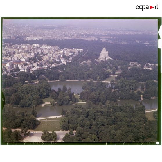 Vincennes (94). Le bois de Vincennes avec le lac Daumesnil et le grand rocher avec la fosse aux ours.