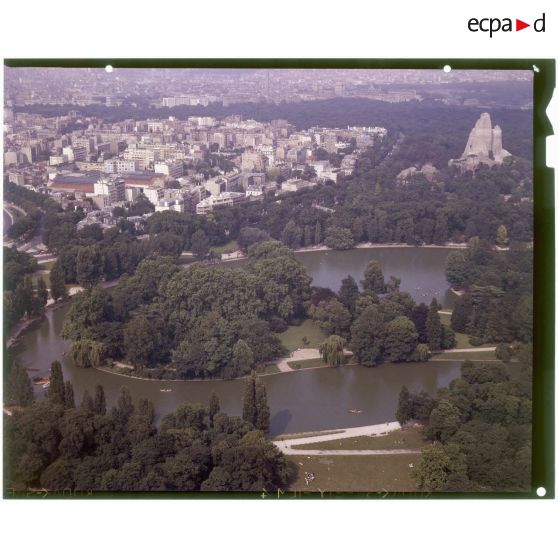 Vincennes (94). Le bois de Vincennes avec le lac Daumesnil.