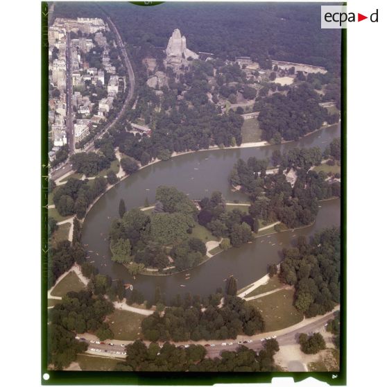 Vincennes (94). Le bois de Vincennes avec au premier plan, le lac Daumesnil.