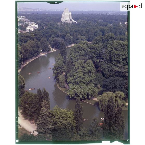 Vincennes (94). Le bois de Vincennes avec le lac Daumesnil au premier plan.