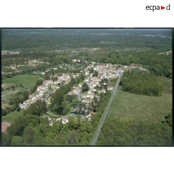 Asnières-sur-Oise (95). Vue générale sur un quartier pavillonnaire.