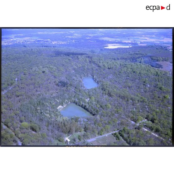 Asnières-sur-Oise (95). Le lac bleu.