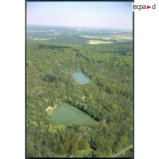 Asnières-sur-Oise (95). Le lac bleu.