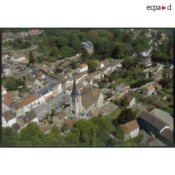 Asnières-sur-Oise (95). Vue sur l'église.