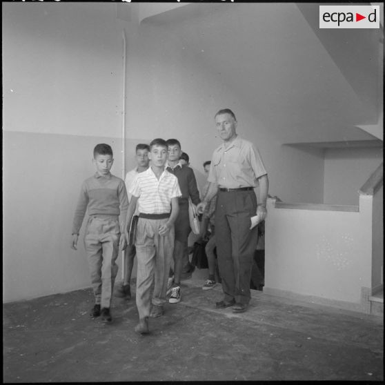 En rang par deux les élèves vont en classe, accompagnés par leur professeur.