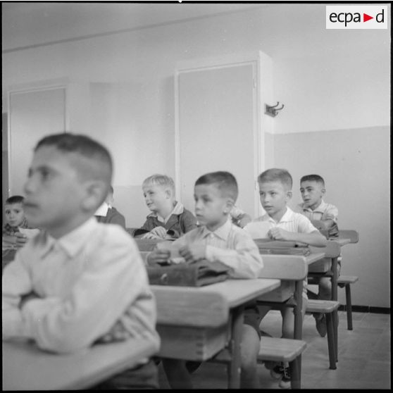 A l'intérieur d'une salle de classe, à l'occasion de la rentrée à l'école de filles et de garçons de la cité de Fougeroux, quartier à Bouzareah.