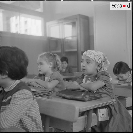 La rentrée chez les petites filles : à l'intérieur d'une salle de classe.