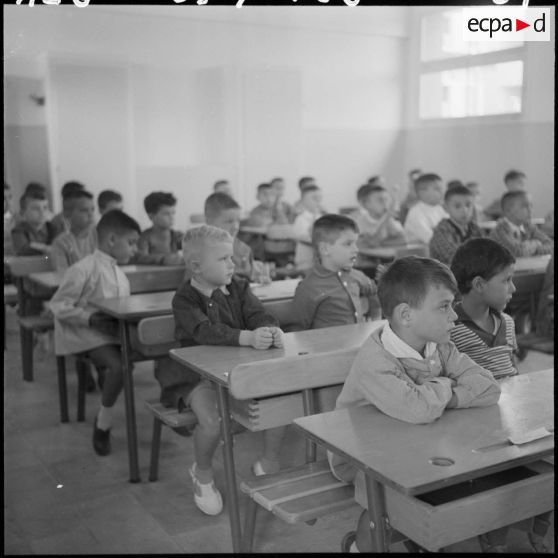 A l'intérieur d'une salle de classe, à l'occasion de la rentrée à l'école de filles et de garçons de la cité de Fougeroux, quartier à Bouzareah.