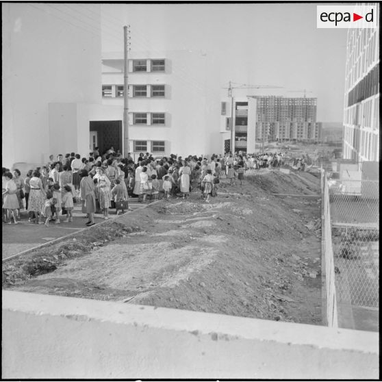 La rentrée des classes à l'école de filles et de garçons de la cité Fougeroux à Bouzareah.