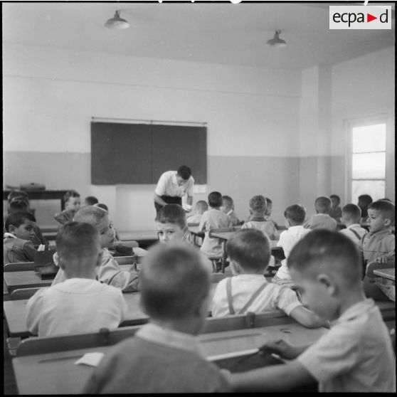 A l'intérieur d'une salle de classe, à l'occasion de la rentrée à l'école de filles et de garçons de la cité de Fougeroux, quartier à Bouzareah.