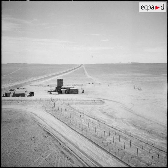 Vue aérienne à basse altitude du poste des électromécaniciens situé au point de jonction des deux barrages.