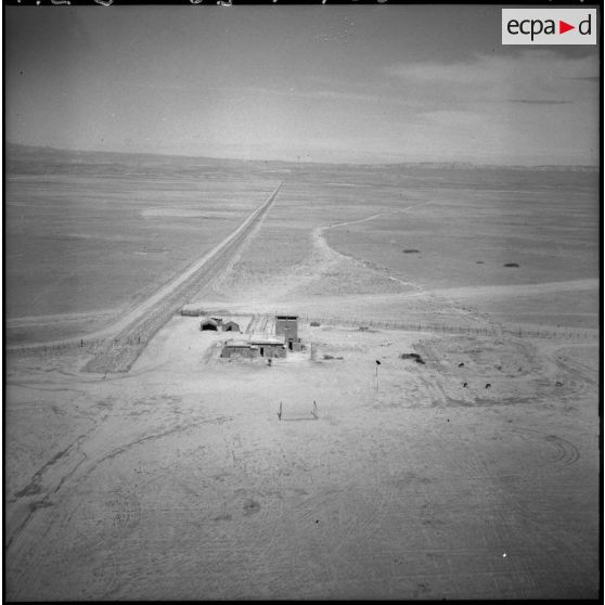 Vue aérienne du poste des électromécaniciens situé au point de jonction des deux barrages.