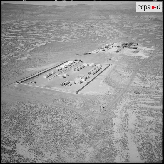 Vue aérienne du poste frontalier de Bir el-Ater, commune algérienne de la wilaya de Tébessa.