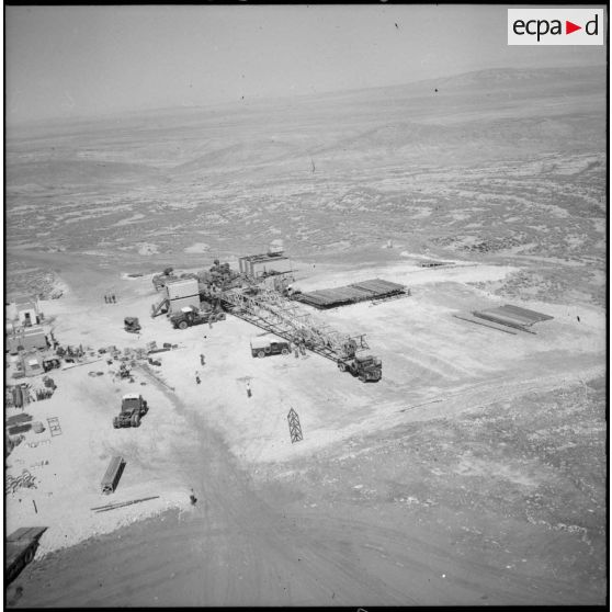 Vue aérienne de l'installation d'une tour de radar.