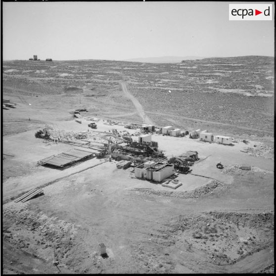 Vue aérienne de l'installation d'une tour de radar.