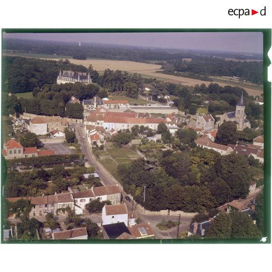 Santeny (94). Vue oblique du village et dans le fond, l'institut psychotechnique (ancien château de Santeny).