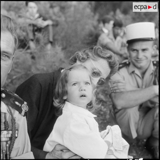 Portrait de la marraine du 1er régiment étranger de cavalerie (1er REC), la comtesse Ladislas du Luart, et d'une petite fille, spectatrices du concours hippique.