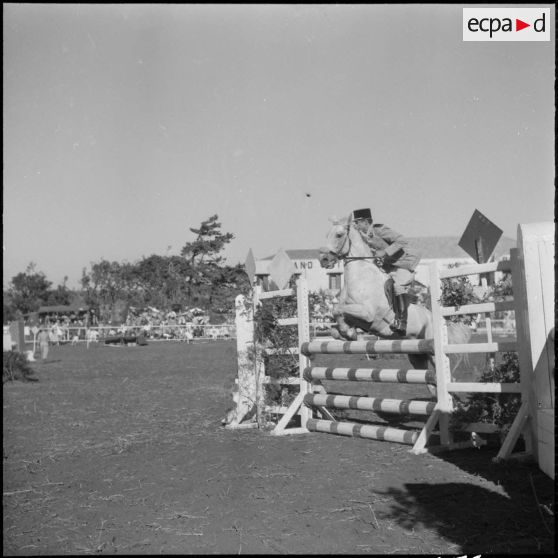 Le S/L Lippens monte le cheval Neo, gagnant de l'épreuve de saut d'obstacle.