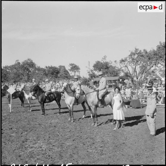 Photographie de groupe des vainqueurs de l'épreuve de saut d'obstacle.