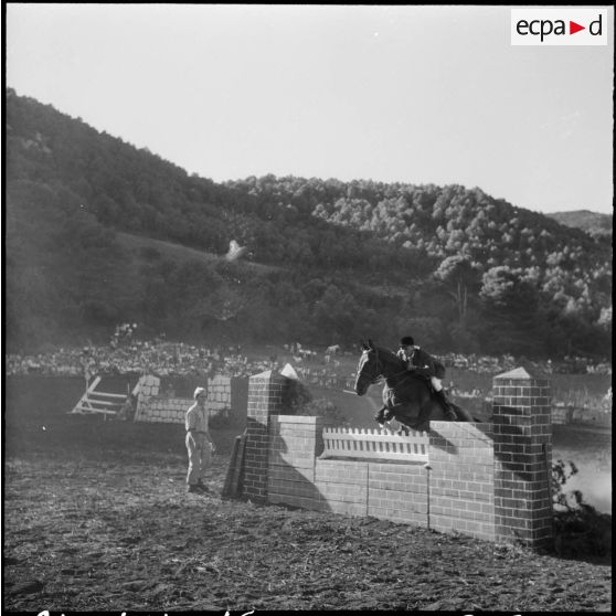 Jean d'Orgeix, connu sous le surnom du chevalier d'Orgeix, franchit un obstacle.