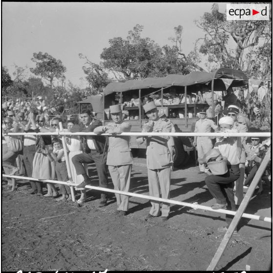 Les généraux Roy et Degatigne, spectateurs de l'épreuve de saut d'obstacle.