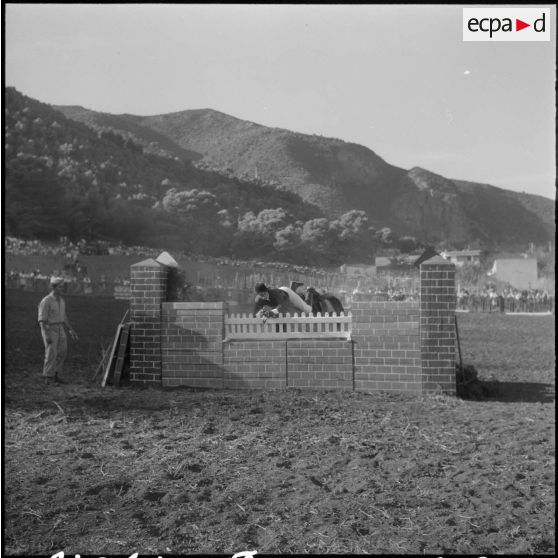 Chute d'un cavalier lors de l'épreuve de saut d'obstacle.