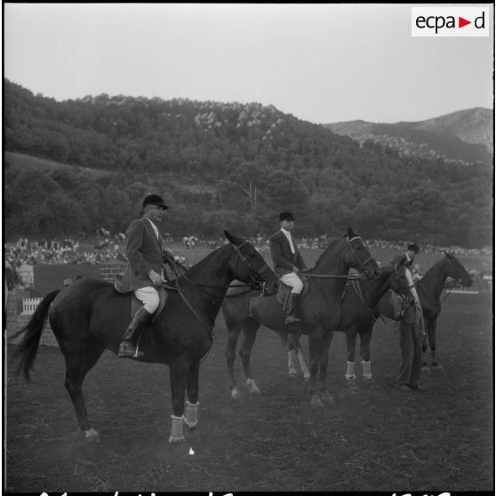 Photographie de groupe des gagnants de l'épreuve de saut d'obstacle.