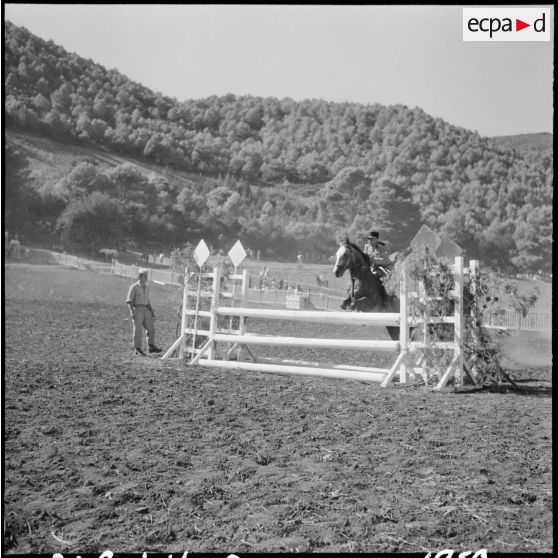 L'A/C Cours du Centre d'instruction de l'Armée Blindée Cavalerie d'Alger (CIABCA) qui monte le cheval Fécond.